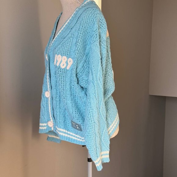 ❌SOLD❌ NWOT!  TAYLOR SWIFT SOLD OUT Limited Edition 1989 Cardigan - Size XS/SM - Picture 4 of 9